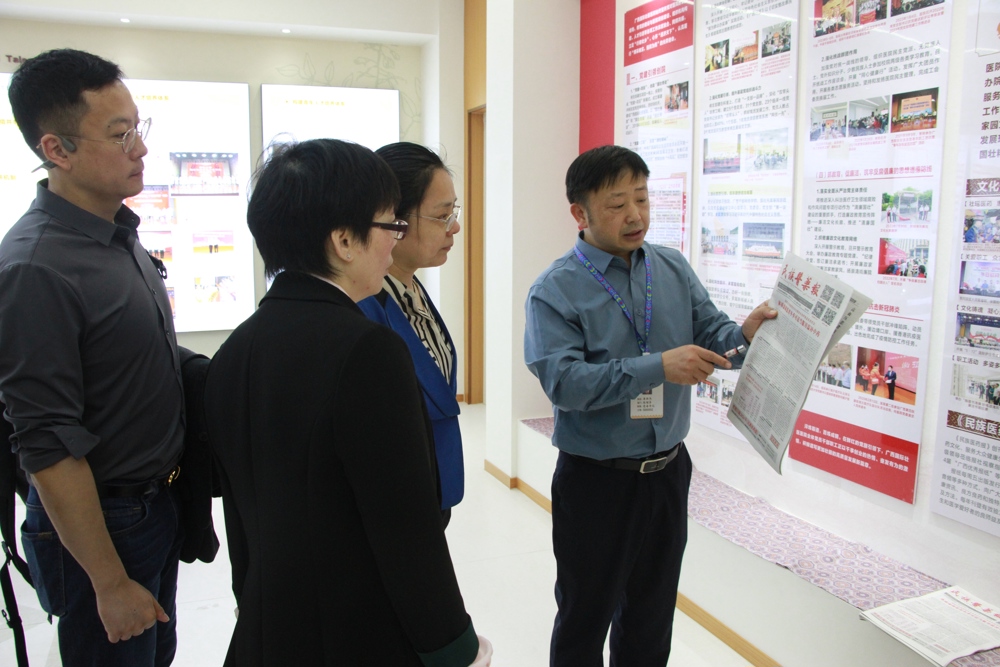 会前，与会嘉宾、专家在秦祖杰陪同下走访了医院门诊大厅、院史馆等处，了解医院壮瑶医药发展情况。