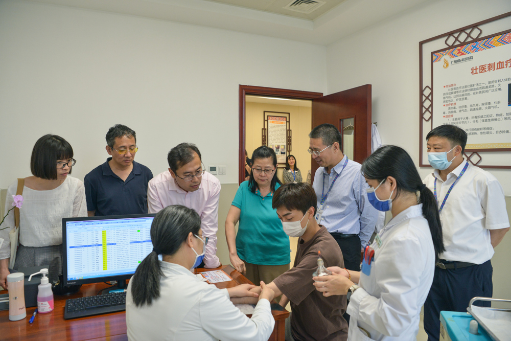 观看壮医药线点灸疗法