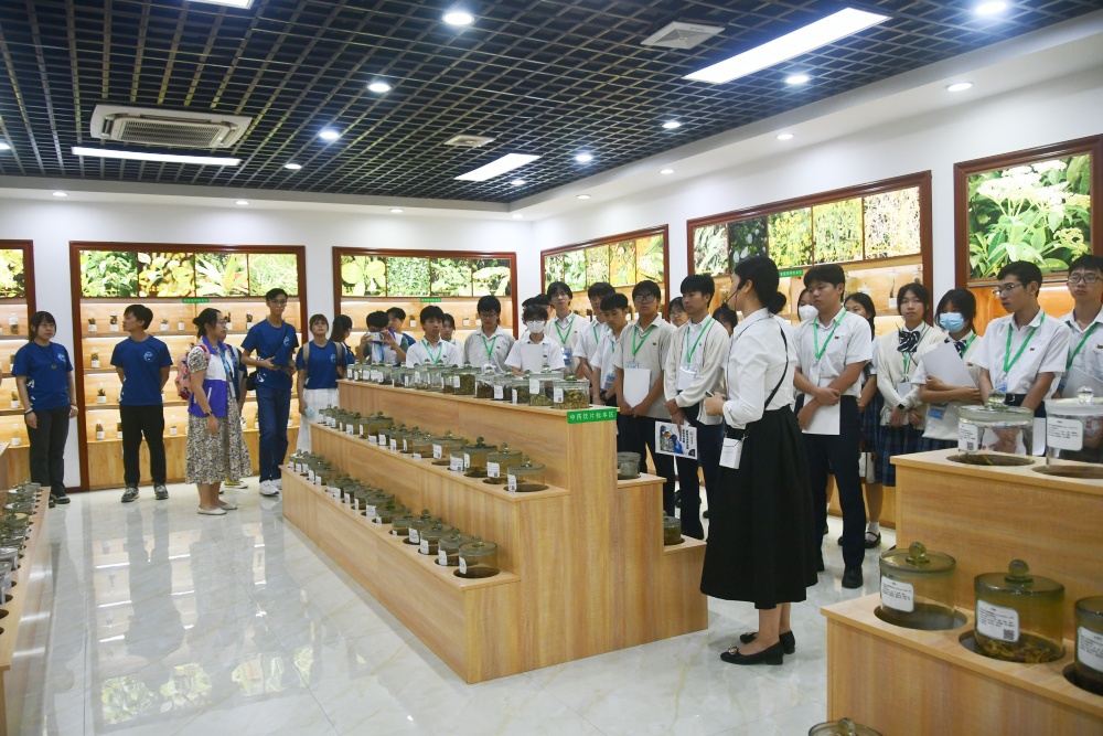 参观中医药辨识馆_副本