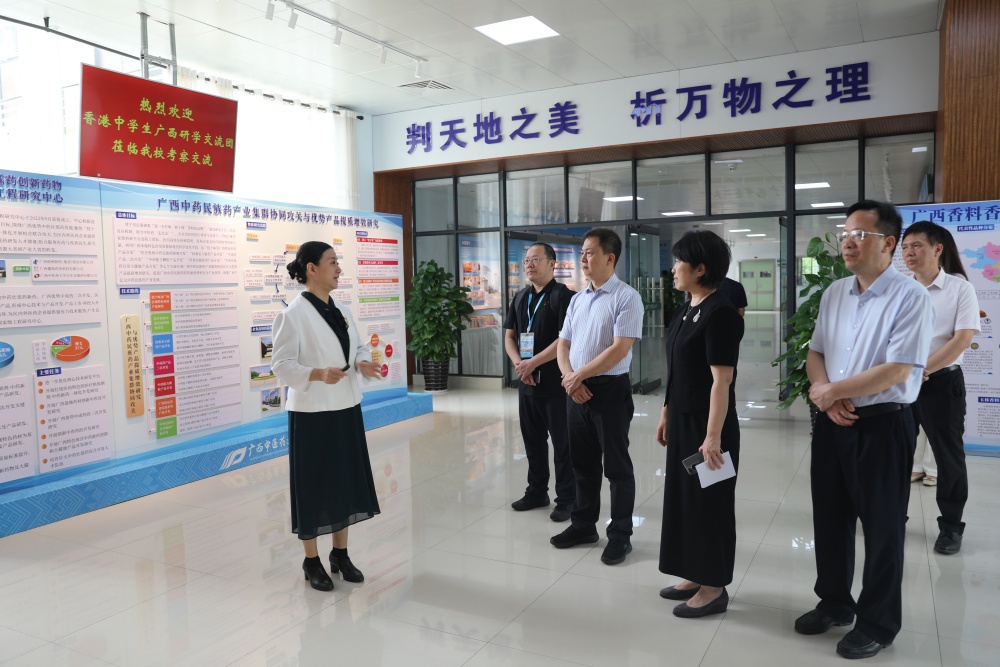 参观YABO鸭脖科学实验中心_副本