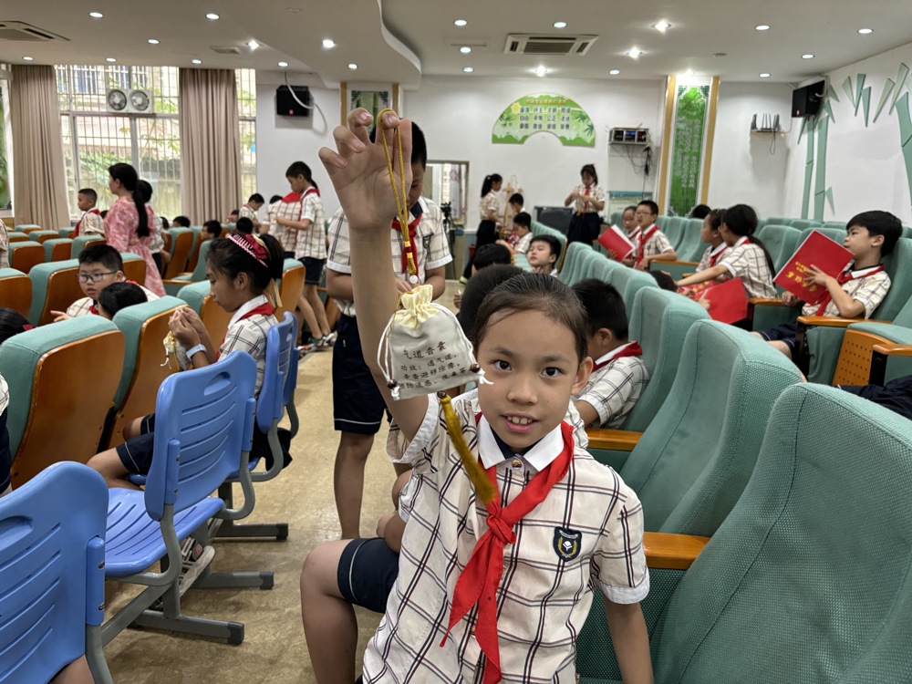 学生展示“六一”礼物