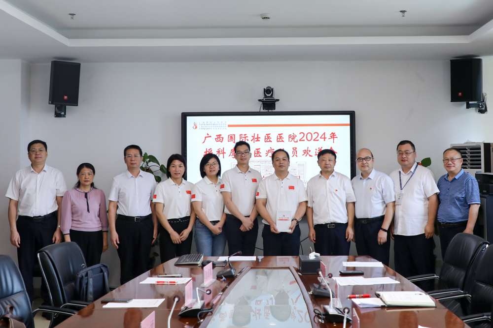 出征队员与院领导合影