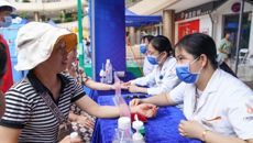 国壮在全国老年健康宣传周广西启动仪式中开展义诊