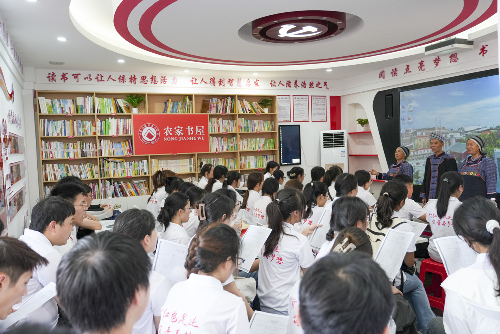 与红军后人共唱红军歌