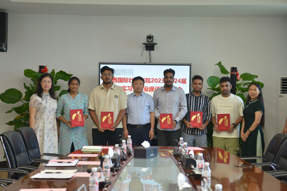 领导为表现突出的优秀实习生颁发荣誉证书和纪念章