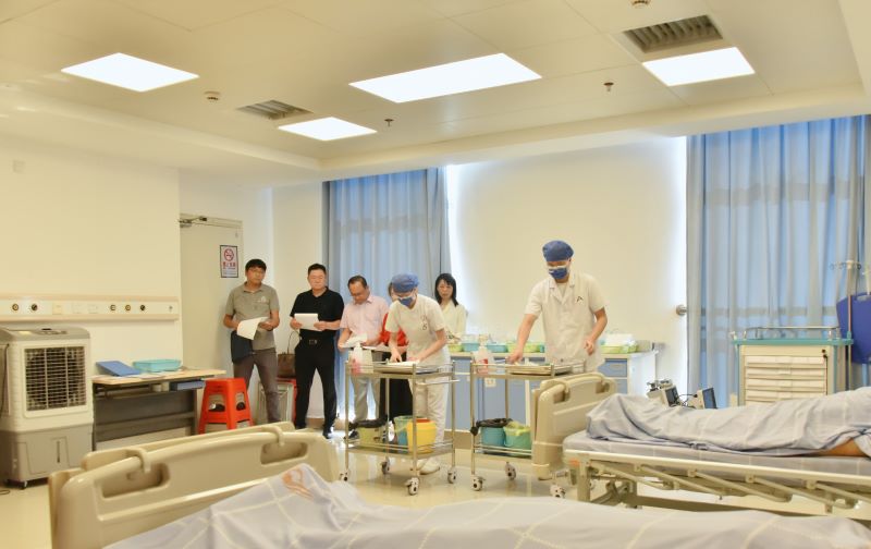 9月5日，赛院领导在国际壮医医院看望慰问参赛学生