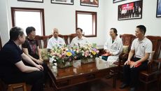 学校领导看望慰问教师代表