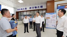 自治区党委书记刘宁看望慰问鸭脖教师代表