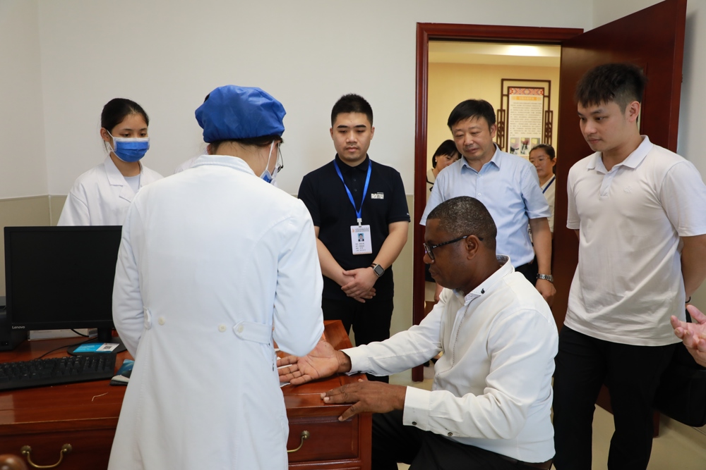 体验壮医药线点灸疗法