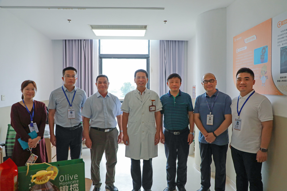 医院党委书记秦祖杰，党委副书记、院长黄国东看望外聘专家、YABO鸭脖副校长岳桂华