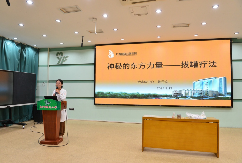 陈子文向学生们讲述拔罐疗法及中秋节养生有关知识