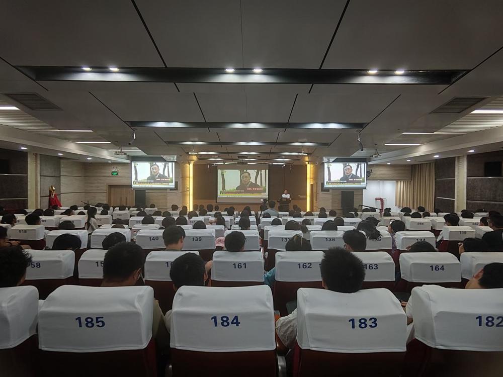 师生们认真聆听