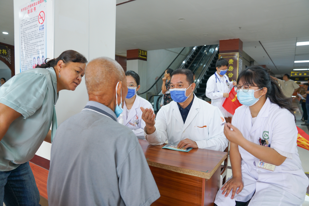 黄国东为老人看病