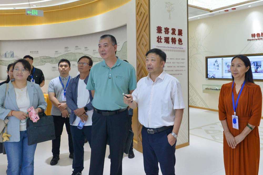 会前，邓立东（右三）一行在秦祖杰（右二）、陈日兰（右一）的陪同下，到医院院史馆、门诊大厅等处视察工作。