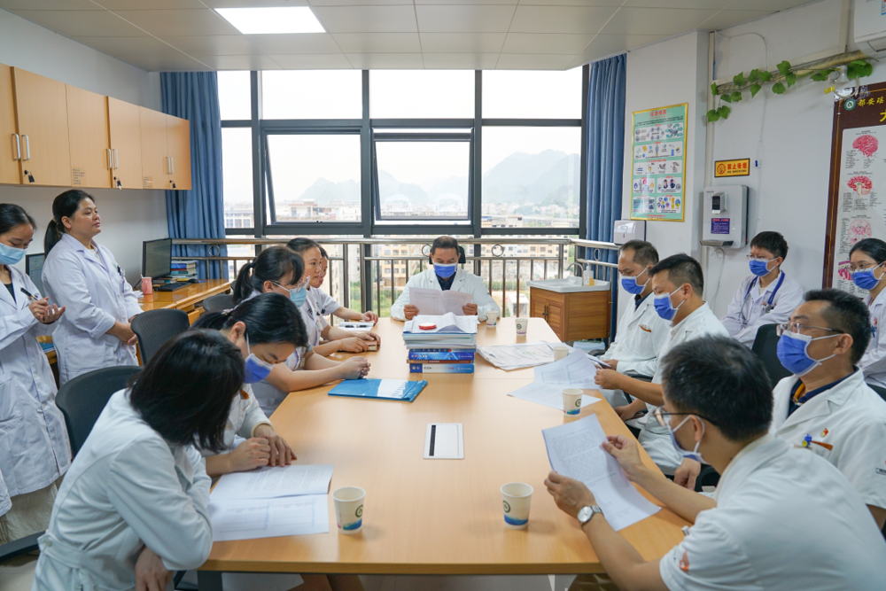 黄国东与国壮专家开展教学查