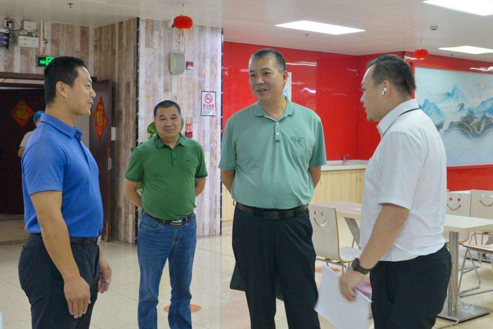 邓立东到职工食堂检查工作