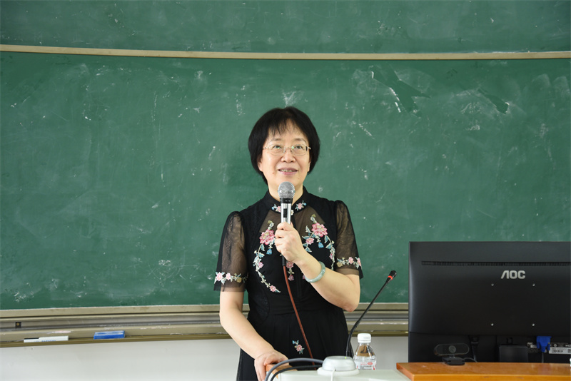 &nbsp;院长唐红珍教授讲课.jpg