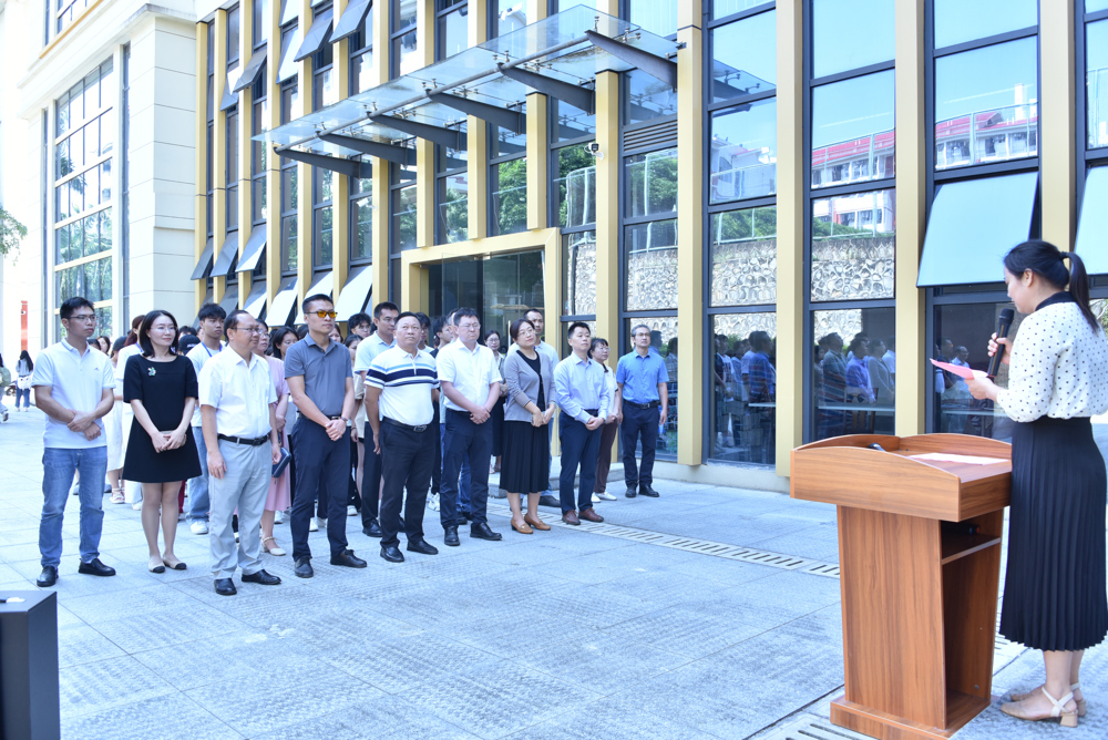 参加揭牌仪式的师生代表