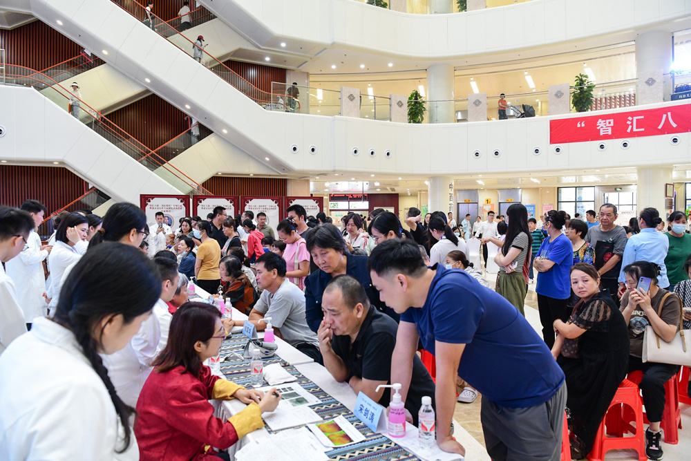 惠民义诊活动现场