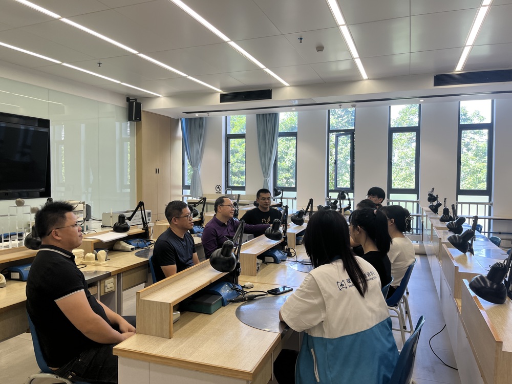 与实习生、校友亲切交流