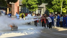 学校开展“全民消防、生命至上”消防安全培训和应急演练活动