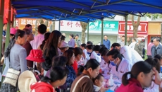 附属国际壮医医院高水平专家团队在明秀广场开展义诊活动