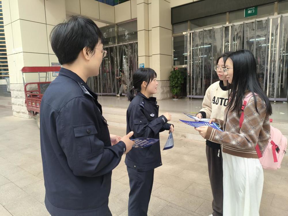 警官宣传反诈重要性