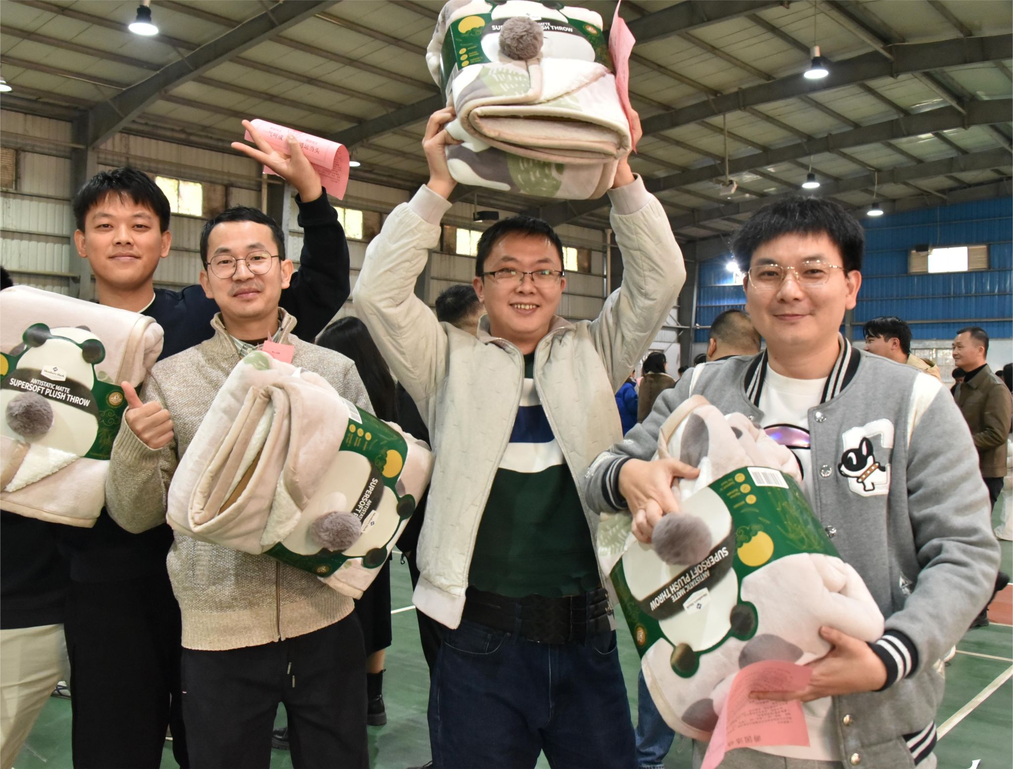 ▲完成游戏赢得奖品的老师