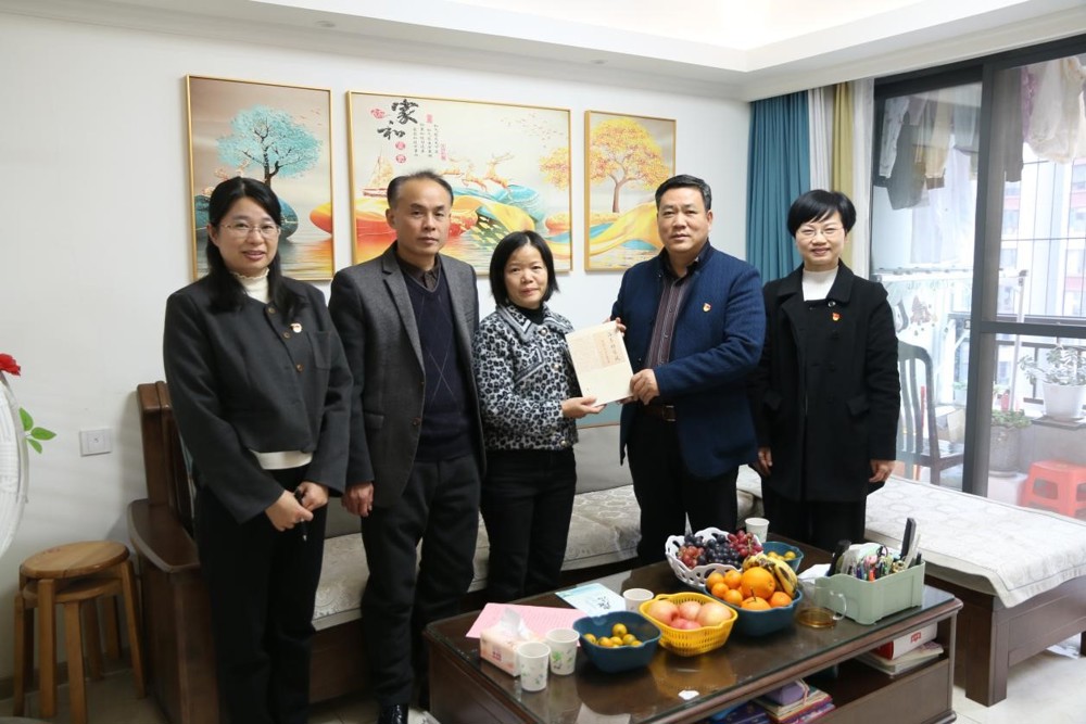 公司党委书记蒋子华进行廉政家访