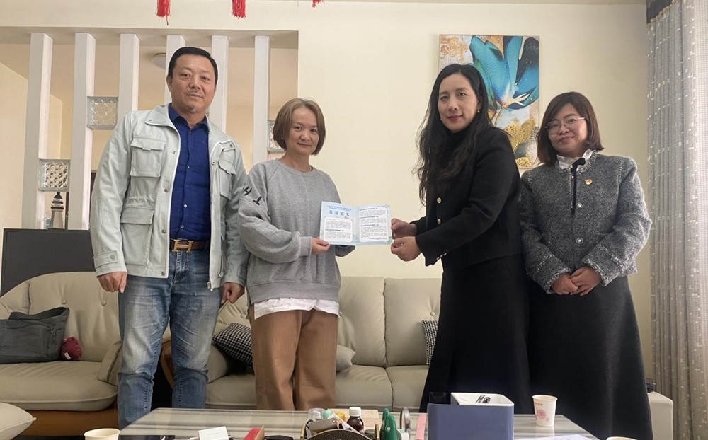 公司党委副书记杨志丽进行廉政家访