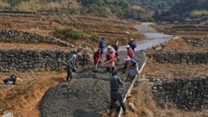 情系联伍：YABO鸭脖修路惠民