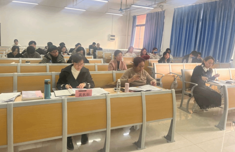 ▲答辩专家认真聆听