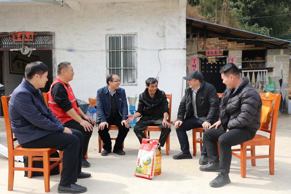 唐振宇副校长在良安村慰问困难群众_副本