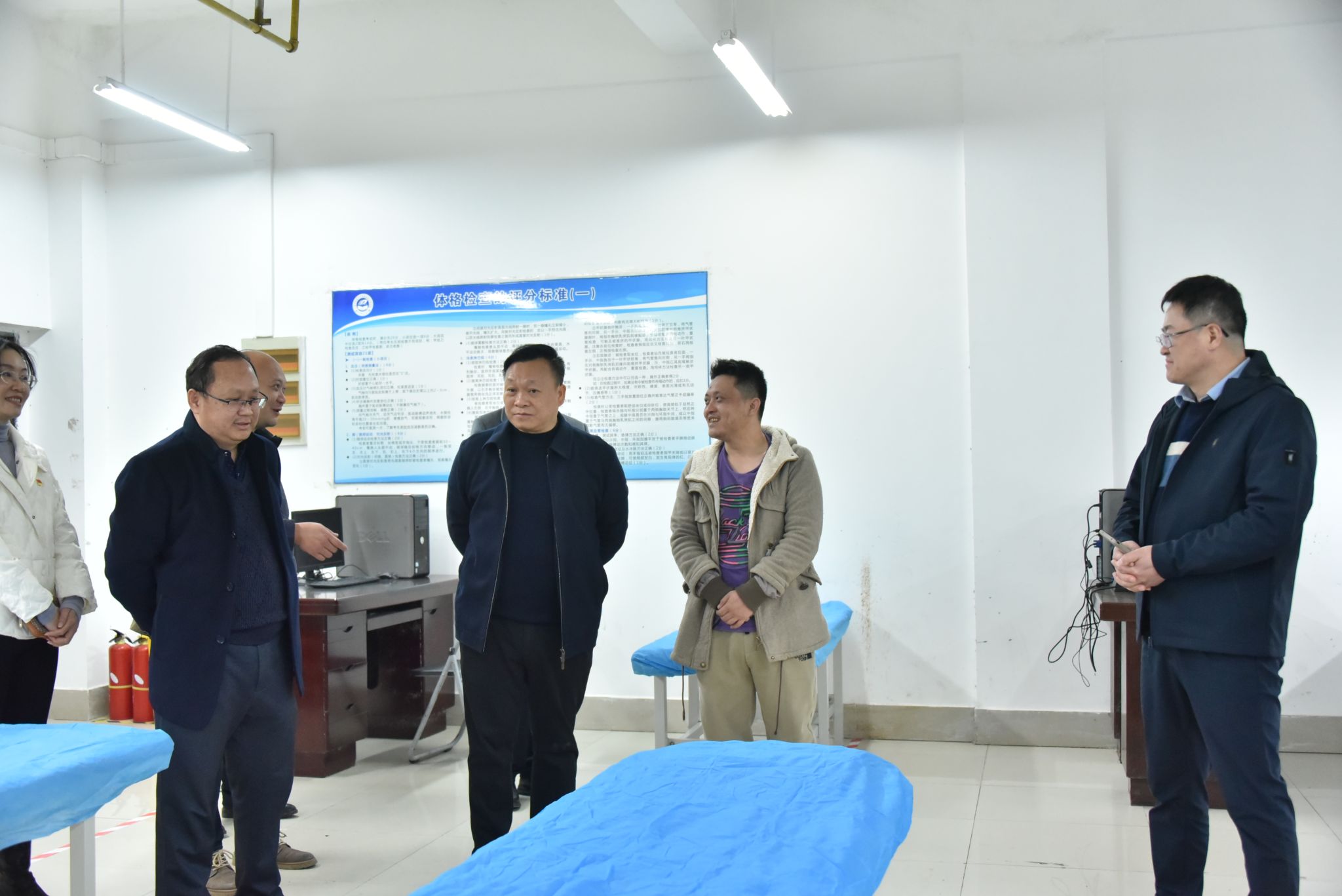 ▲学院领导到实训室检查