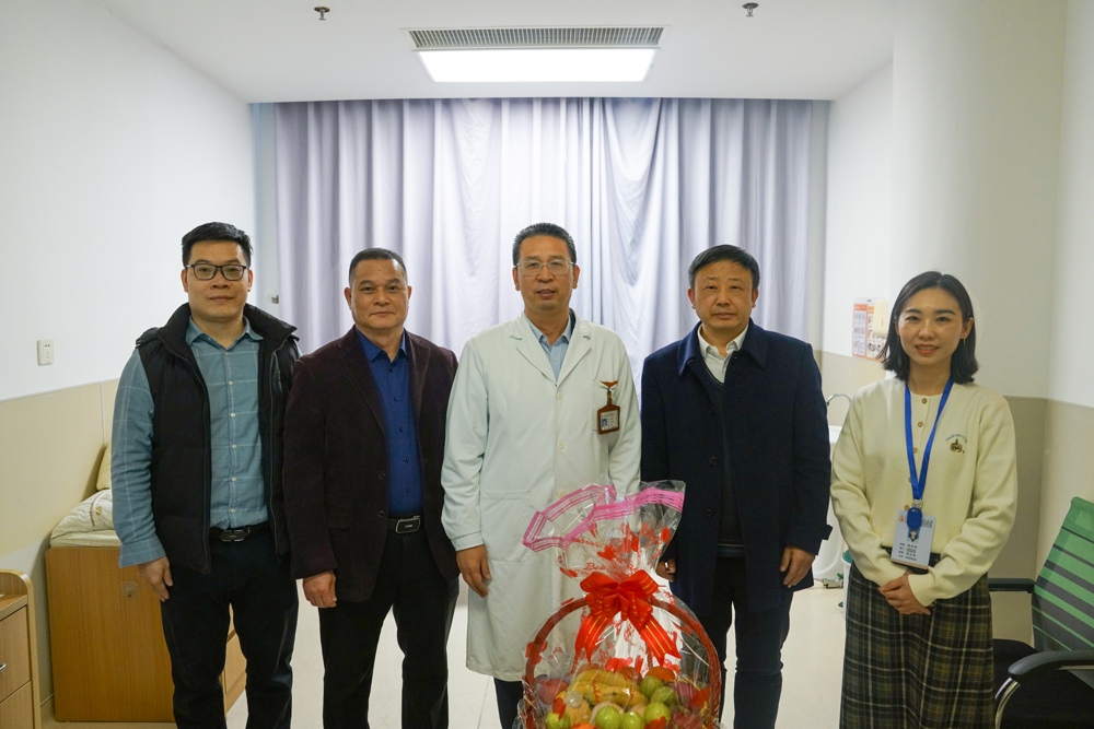 ▲慰问专家代表岳桂华