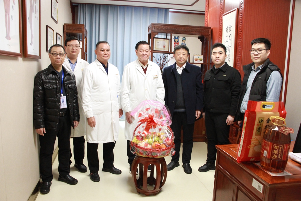 ▲慰问国医大师黄瑾明