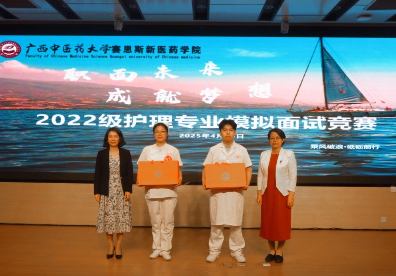 ▲为获奖同学颁奖