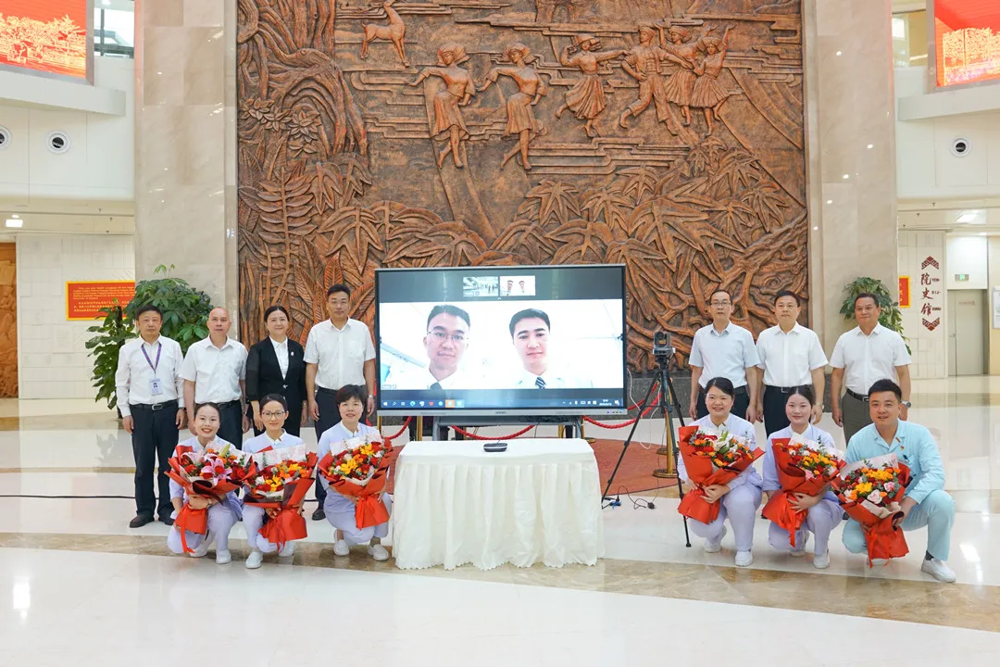 慰问后合影留念