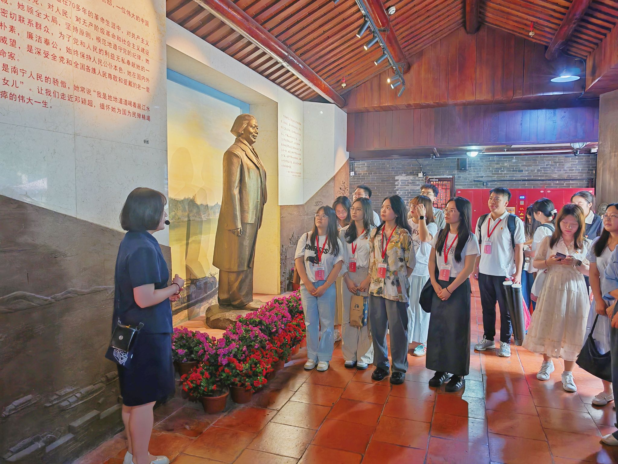 ▲赛恩斯新医药学院马院师生参观纪念馆