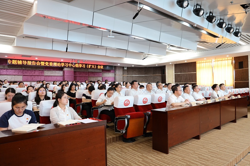 ▲与会同志认真听讲