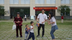 学校举办“童心庆六一，健步共成长”教职工亲子健步走活动