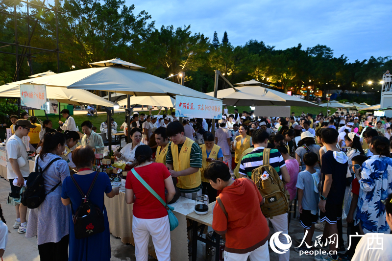 中医药夜市吸引众多市民游客。人民网 雷琦竣摄