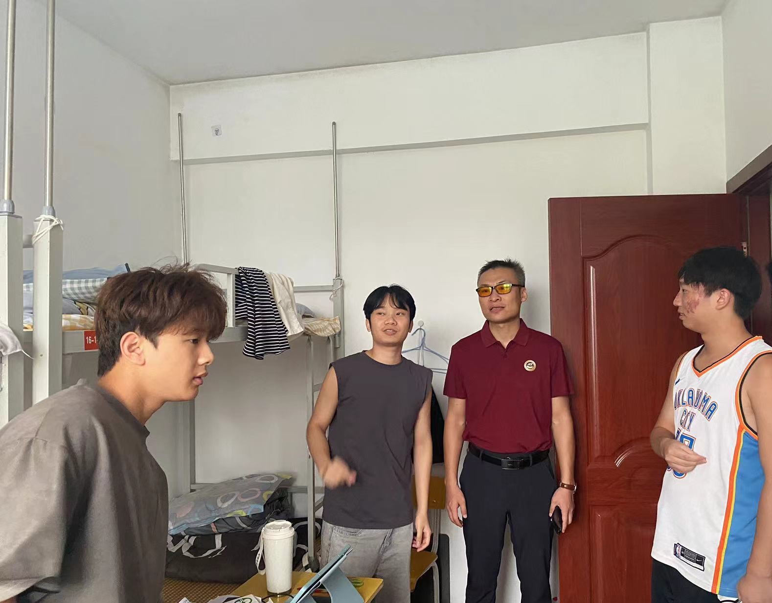 宋南与学生亲切交流