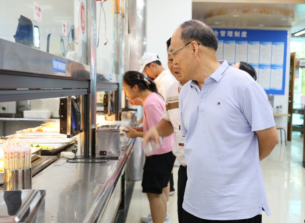 ▲邹勇走访食堂查看食品等物资保障