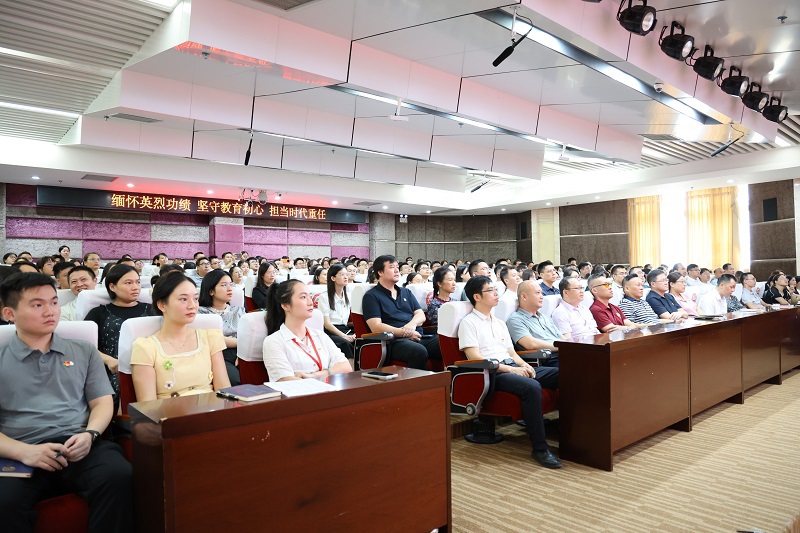 赛院领导与师生员工在学术报告厅观看直播