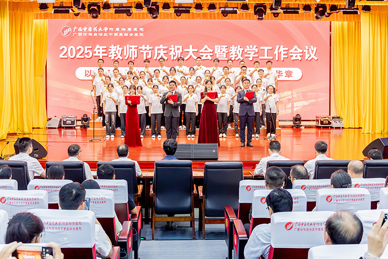 4学生们通过诗朗诵向老师们送祝福