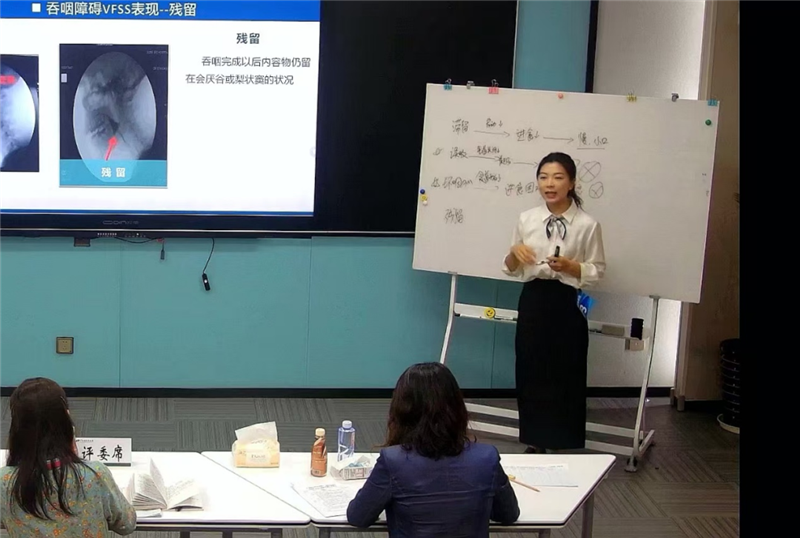 康复教研室曾双老师在比赛现场作教学演示