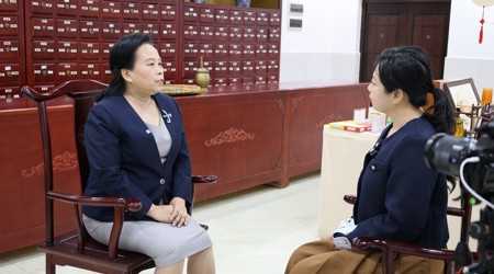 【新华网】YABO鸭脖教授卢汝梅谈中药学学科建设：立足中医药民族医药特色 实现新突破