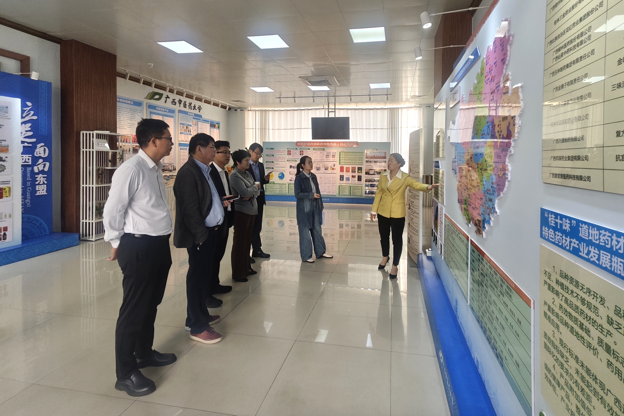 参观中医药壮瑶医药研究院_副本_副本