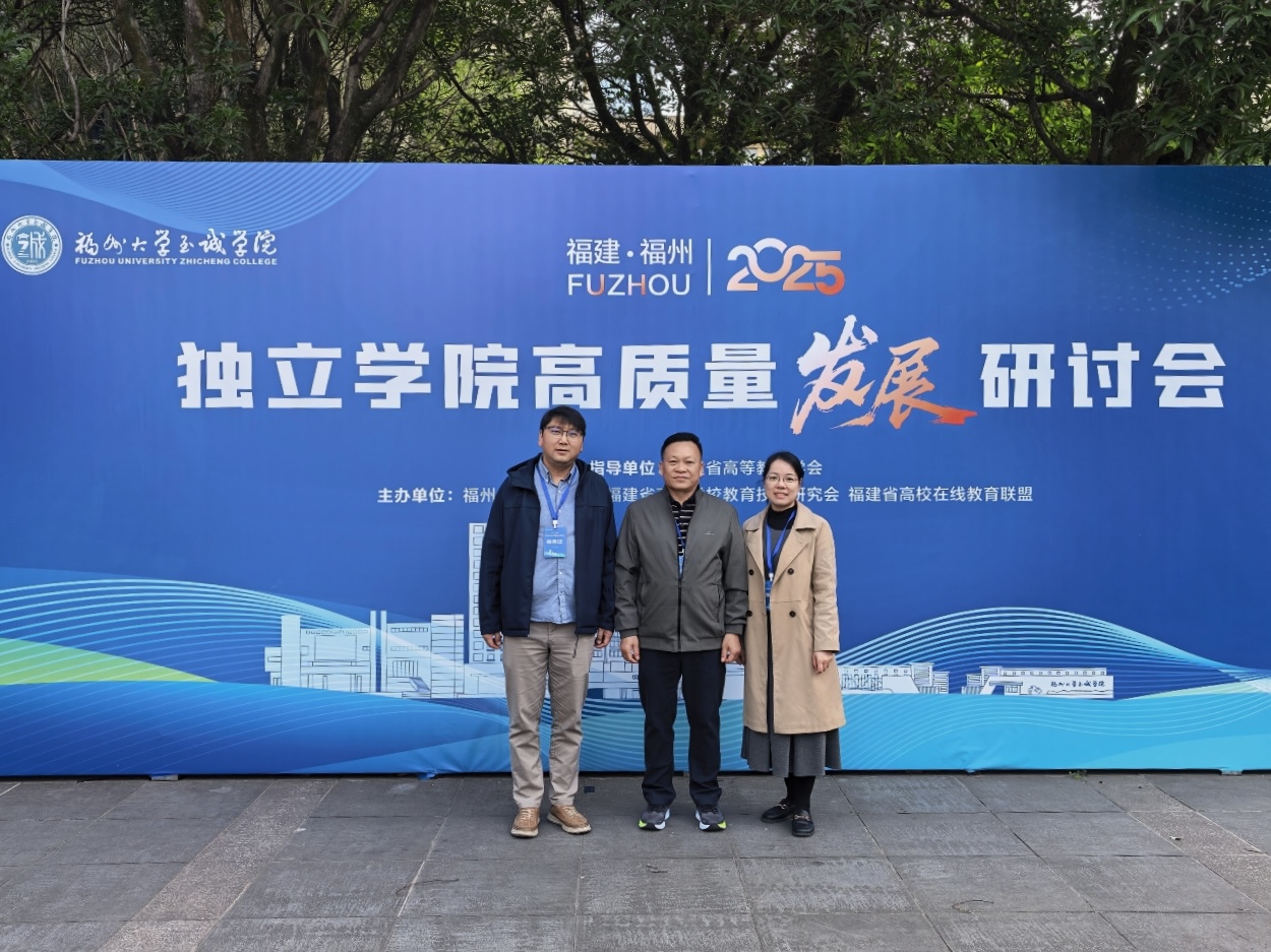 ▲在研讨会现场合影 ▲在研讨会现场合影